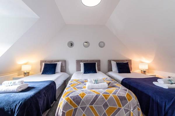 KVM Bluebird House for large groups by KVM Serviced Accommodation