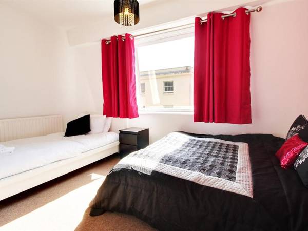 City central 2 min to the sea 4 Bedroom Townhouse wi-fi car-park