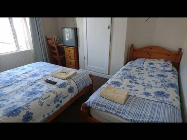 Room in Guest room - Comfortable Family room with Tv Free Fast Wifi Sleeps 4 with 1 Bunk Bed