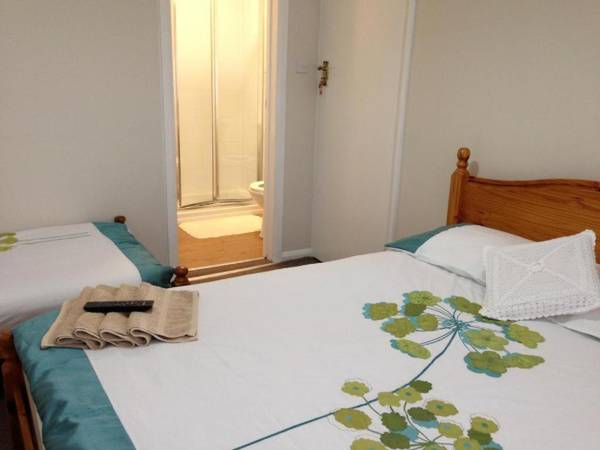 Room in Guest room - Comfortable Family room with Tv Free Fast Wifi Sleeps 4 with 1 Bunk Bed