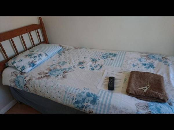 Room in Guest room - Tiny Single shared bathroom Room ssbyr