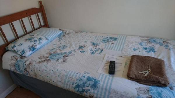 Room in Guest room - Tiny Single shared bathroom Room ssbyr
