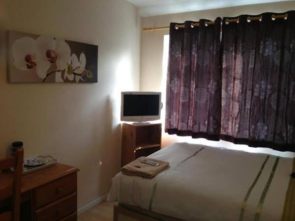Room in Guest room - Double Room private shower room deg-yr