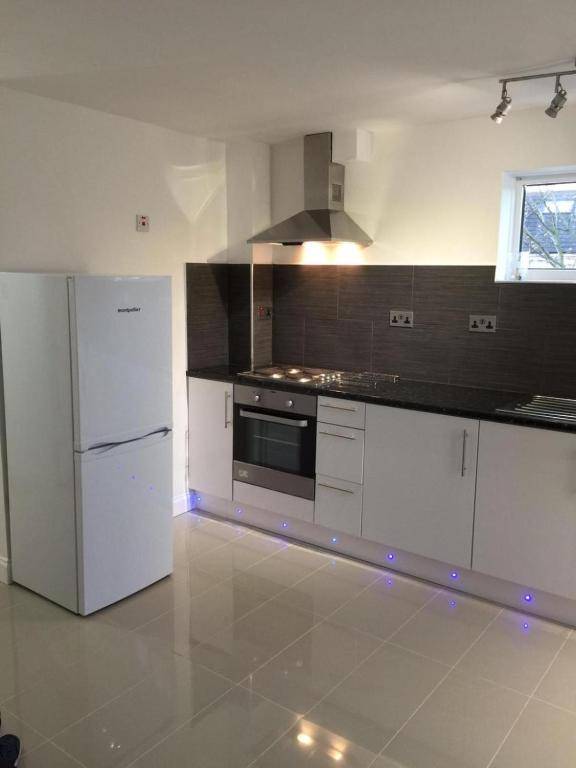 Small Modern Comfortable 2 Bedroom Apartment cmyr