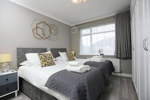 FW Haute Apartments at Hillingdon 3 Bedrooms and 2 Bathrooms HOUSE with King or Twin beds with FREE WIFI and FREE PARKING