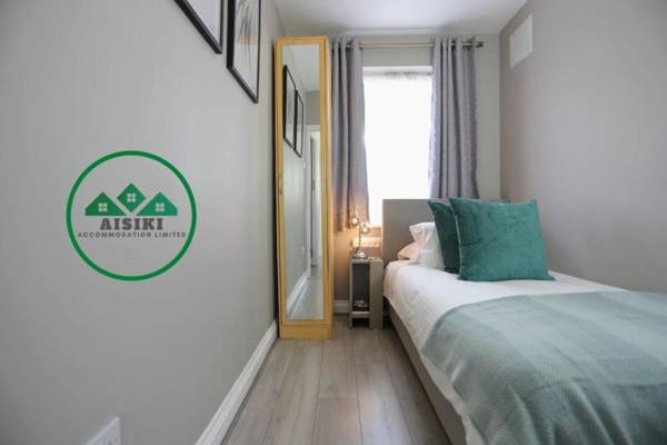 FW Haute Apartments at Hillingdon 3 Bedrooms and 2 Bathrooms HOUSE with King or Twin beds with FREE WIFI and FREE PARKING