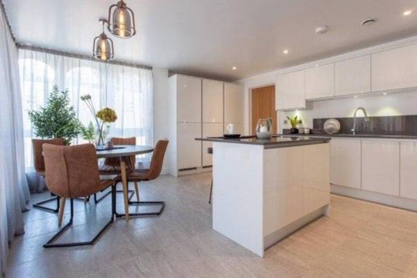 Chic & Luxurious Townhouse - Central Marlow