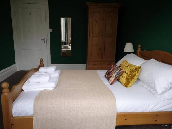 2 Bedroom Apartment at Kent Escapes Short Lets & Serviced Accommodation Kent Bouverie Escape Folkestone with Wifi