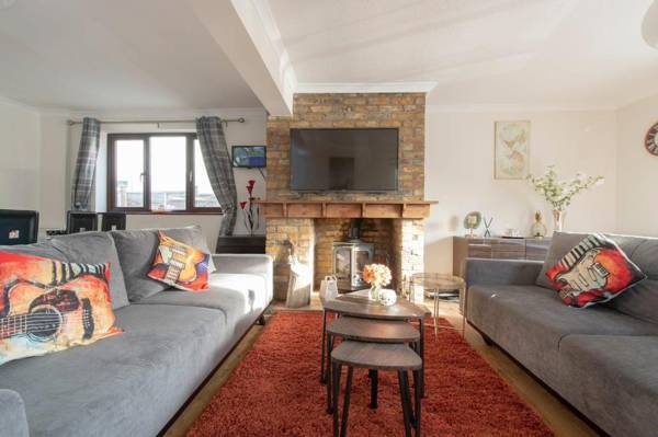 BookedUK: Rose View Bungalow House in Roydon