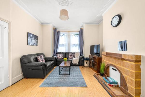 Homely 4-bedroom home with 2 baths & free parking