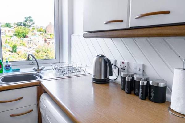 ☆ Bright 2 Bedroom West End Apartment ☆