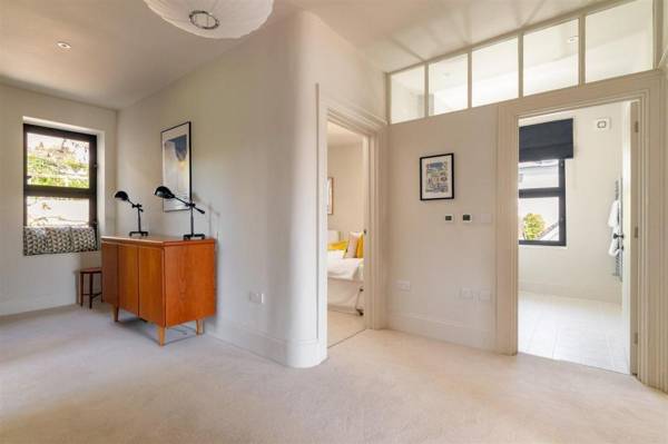 Two Guns – Contemporary townhouse with sea views