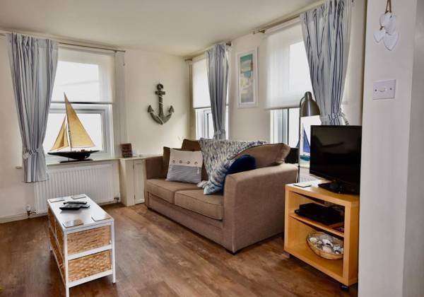 Boat House Sleeps 4 in the Centre of the Sailing Mecca of Cowes