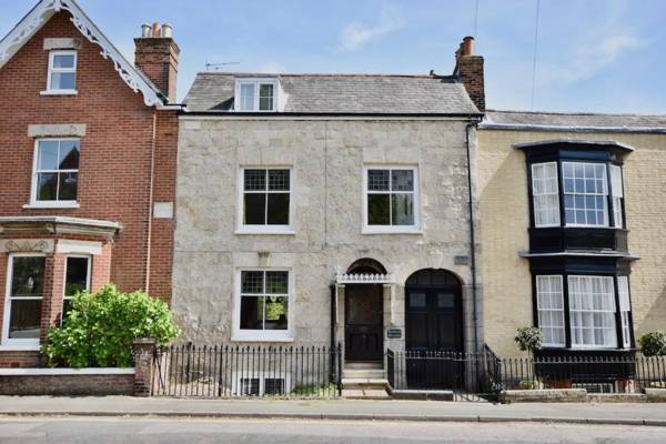 Vernon House Sleeps 8 in Old Cowes