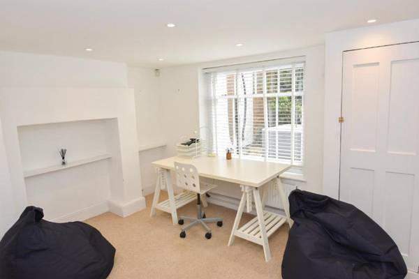 Workspace - Vernon House Sleeps 8 in Old Cowes