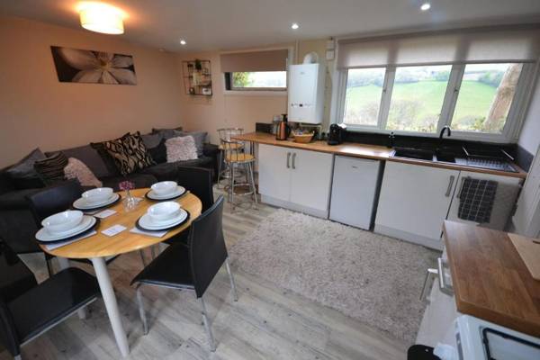 Stunning 2-Bed Cabin in Nantglyn Denbigh