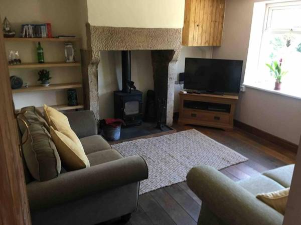 Beautiful 2-Bed Cottage in Hurst Green