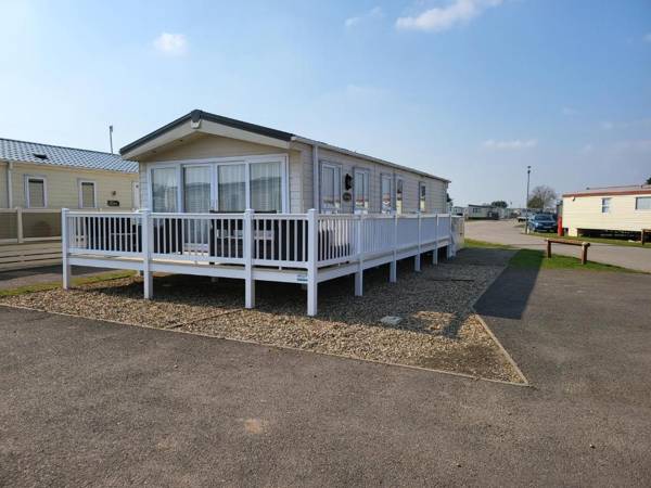 Remarkable 2-Bed lodge in Clacton-on-Sea