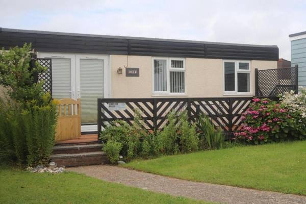 20F Medmerry Park 2 Bedroom Chalet Near the Coast