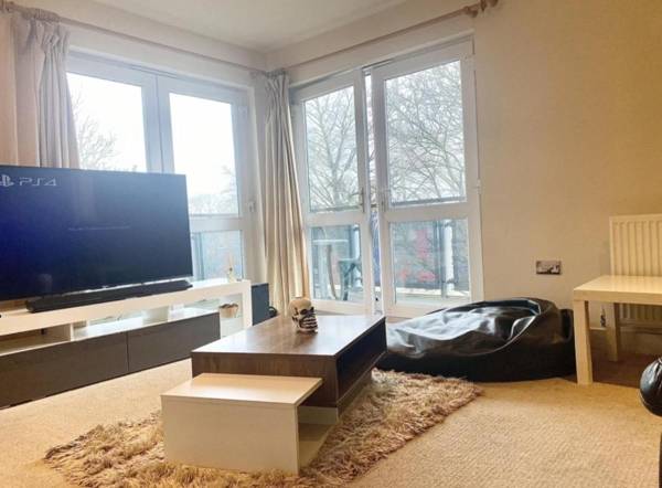 Remarkable 2-Bed Apartment in Cheltenham