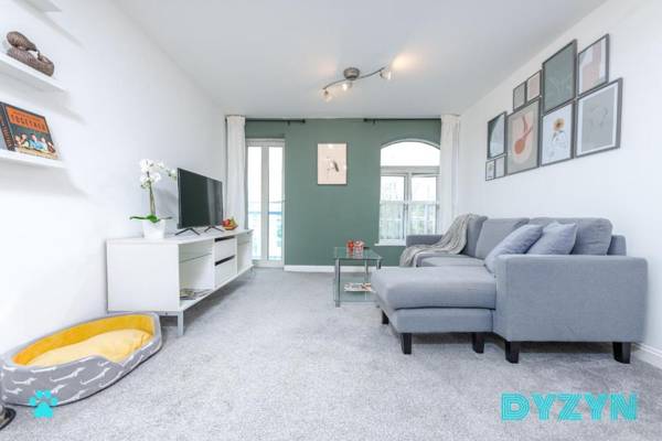 DYZYN Living - B2B Stays -Secure Parking -Great Location