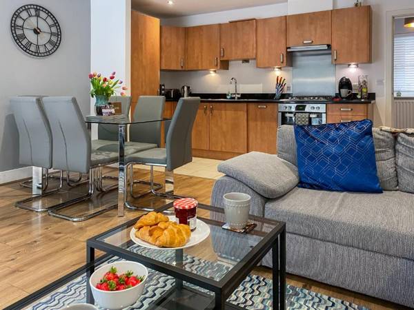 The Chaucer - Modern 3 Bed Home with parking close to city centre