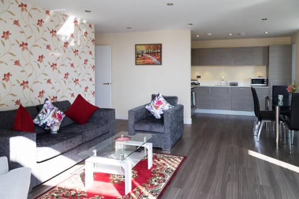 Exquisite Penthouse 2 mins from Cambridge Station secured gated on-site parking lift access self check-in SUPER Fast WIFI balcony & Sleeps 6