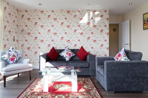 Exquisite Penthouse 2 mins from Cambridge Station secured gated on-site parking lift access self check-in SUPER Fast WIFI balcony & Sleeps 6