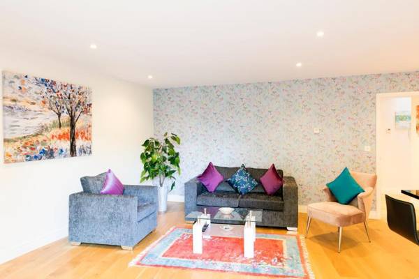 Penthouse with Balcony 5 mins walk to City Centre & Colleges & Sleeps 6