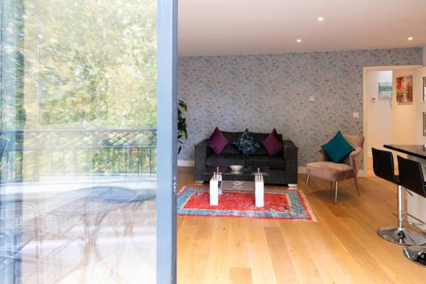 Penthouse with Balcony 5 mins walk to City Centre & Colleges & Sleeps 6