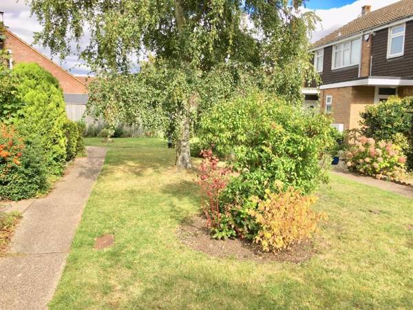 Homely Birch Close House with Garden Free Parking & Sleeps 8
