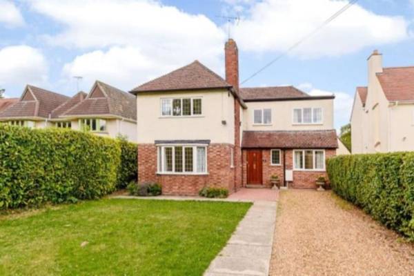 The Queen Edith Place - Lovely 5BDR Home in Secluded Neighbourhood