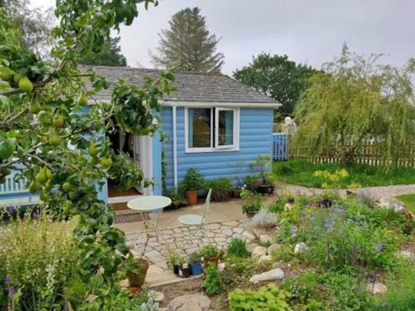 Charming 2-Bed Cabin in Llanwnda Caernarfon