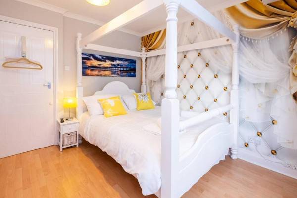 Stylish townhouse + parking seconds from the sea