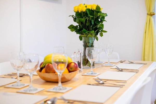 Stylish townhouse + parking seconds from the sea