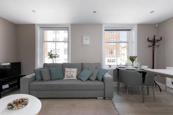 Central-Few Steps from Brighton Beach by Creatick