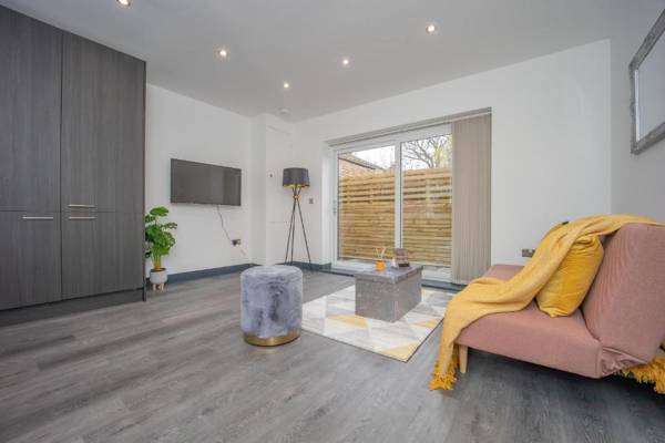 TWO BEDROOM TOWN HOUSE I 10 MINS WALK to BRIGHTON BEACH I SLEEP 9 I OUSIDE SPACE