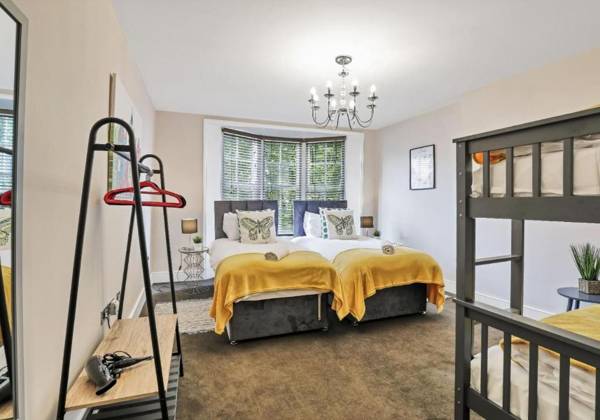 Central Lanes Pad - By My Getaways - Free Parking for one vehicle