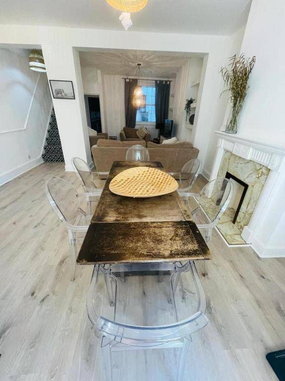 Spacious & Central Luxury 3 Bedroom Townhouse