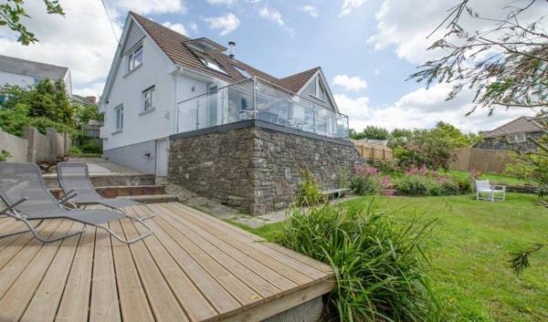 Rooftops Braunton Stylish Beach House - Fantastic Views - Hot Tub hire - Sleeps 8