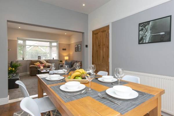 Family-Stay-Sparkling-Large-Modern House-Central Location-Beach-Shops-Restaurants-Free Parking-Garden- Ready for You -