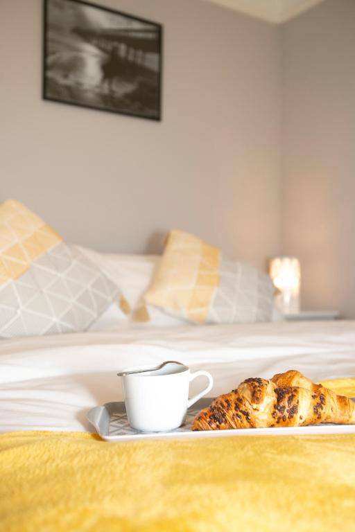 Family-Stay-Sparkling-Large-Modern House-Central Location-Beach-Shops-Restaurants-Free Parking-Garden- Ready for You -