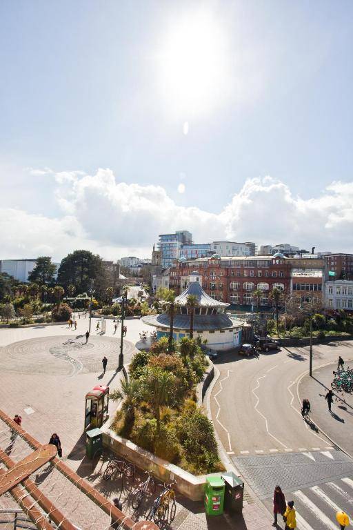 Richmond Views - Prime Town Centre Location - Close to the beach!