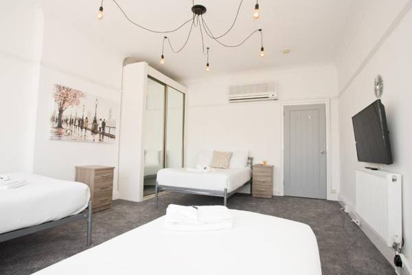 Richmond Views - Prime Town Centre Location - Close to the beach!