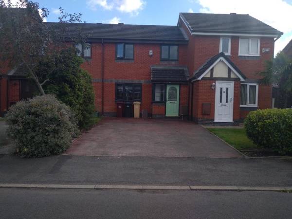 Beautiful 2-Bed House in Bolton with free parking