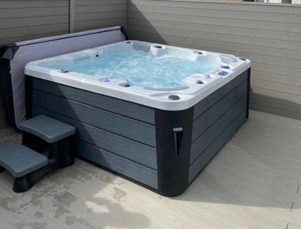 THE BELLS hot tub on private terrace Apartments