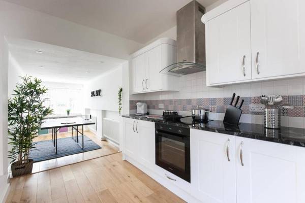 Moda Stays - Oxford House