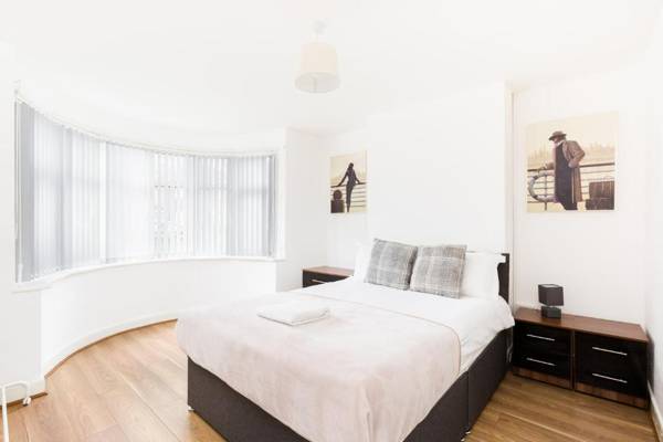 Quality Contractor House in Lulworth Solihull 4 Bedrooms Separate Beds with Parking and Wifi also good for families