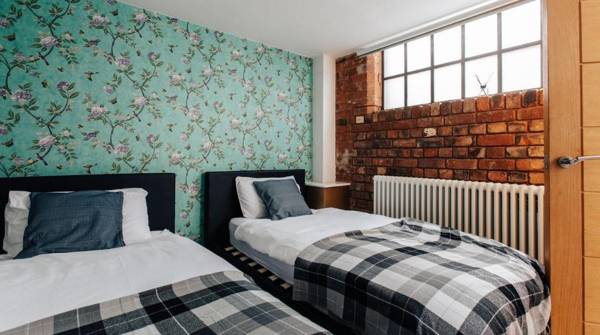 EXPOSED BRICKWORK TOWNHOUSE w FREE SECURED PARKING