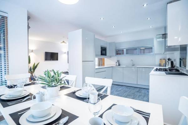 4 Bedroom Modern Home W/ Balcony & Free Parking